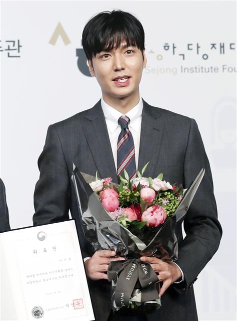 배우 이민호가 9일 서울 중구 더 플라자 호텔에서 열린 ‘2019 세계한국어교육자대회’ 개회식에 참석해 세종학당 홍보대사에 위촉된 뒤 미소를 짓고 있다.  ‘2019 세계한국어교육자대회’는 문화체육관광부(장관 박양우, 이하 문체부)와 세종학당재단(이사장 강현화)이 함께 해외 한국어 교육자 전문성 강화와 협력망 구축을 위해 마련된 대회다. 2019.7.9 뉴스1