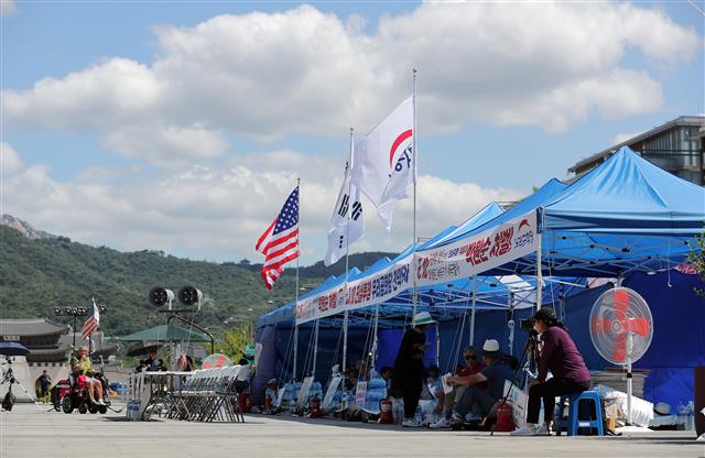 9일 오전 서울 세종대로 광화문광장에 우리공화당의 불법천막이 설치돼 있다.  서울시는 10일 오후 6시까지 자진철거하라는 행정대집행 계고장을 발부했다. 2019.7.9 뉴스1