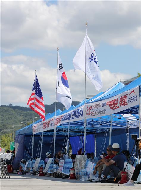9일 오전 서울 세종대로 광화문광장에 우리공화당의 불법천막이 설치돼 있다.  서울시는 10일 오후 6시까지 자진철거하라는 행정대집행 계고장을 발부했다. 2019.7.9 뉴스1