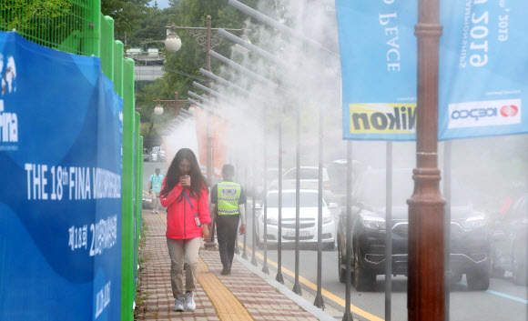 2019 광주세계수영선수권대회 개막을 3일 앞둔 9일 광주 광산구 남부대학교 시립국제수영장 주변 보행로에 쿨링포그가 시범운영 되고 있다. 2019.7.9  연합뉴스