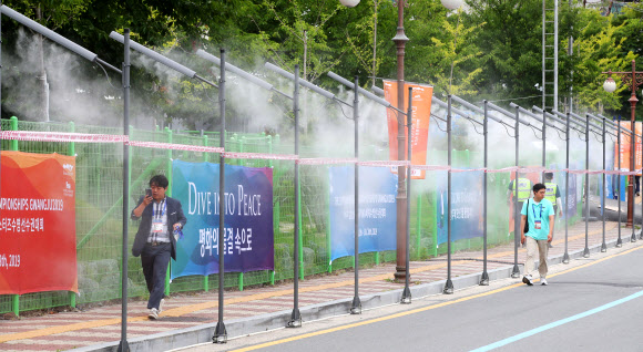 2019 광주세계수영선수권대회 개막을 3일 앞둔 9일 광주 광산구 남부대학교 시립국제수영장 주변 보행로에 쿨링포그가 시범운영 되고 있다. 2019.7.9  연합뉴스