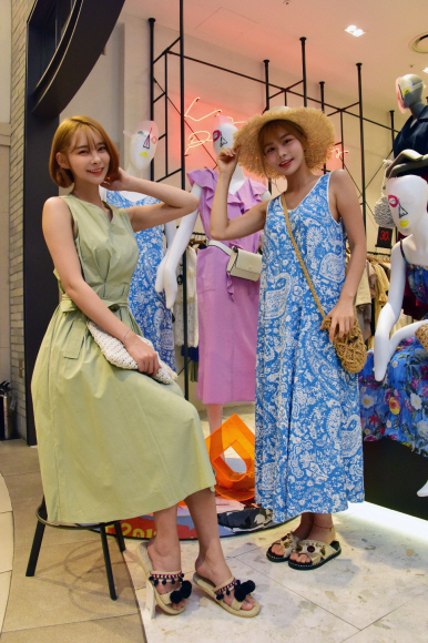 9일 오전 신세계백화점 강남점 지하 1층 ‘LAP’ 본매장에서 여성 캐주얼 브랜드 LAP과 손잡고 올 여름 휴양지 패션 트렌드 상품인 원피스를 포함한, 라탄백(덩굴성 식물 줄기로 만든 가방) 등 협업 상품을 단독으로 선보이고 있다. 2019.07.09. 이종원 선임기자 jongwon@seoul.co.kr