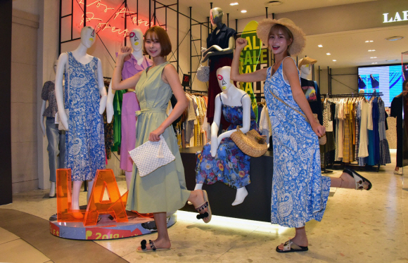 9일 오전 신세계백화점 강남점 지하 1층 LAP 본매장에서 여성 캐주얼 브랜드 LAP과 손잡고 올 여름 휴양지 패션 트렌드 상품인 원피스를 포함한, 라탄백(덩굴성 식물 줄기로 만든 가방) 등 협업 상품을 단독으로 선보이고 있다. 2019.07.09. 이종원 선임기자 jongwon@seoul.co.kr