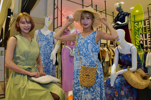 9일 오전 신세계백화점 강남점 지하 1층 LAP 본매장에서 여성 캐주얼 브랜드 LAP과 손잡고 올 여름 휴양지 패션 트렌드 상품인 원피스를 포함한, 라탄백(덩굴성 식물 줄기로 만든 가방) 등 협업 상품을 단독으로 선보이고 있다. 2019.07.09. 이종원 선임기자 jongwon@seoul.co.kr