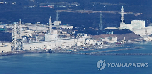 2011년 3월 17일 후쿠시마 제 1 원자력 발전소 3호기에서 흰 연기가 피어오르는 모습 [교도=연합뉴스 자료사진]