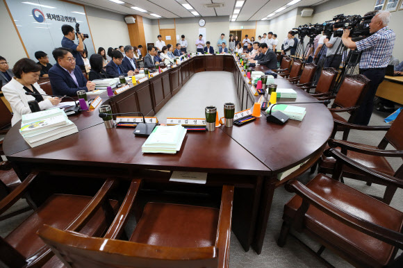 노동계가 경영계의 최저임금 삭감안 등에 반발해 불참한 가운데 9일 세종시 정부세종청사 고용노동부에서 열린 최저임금위원회 제10차 전원회의에 근로자 위원들의 자리가 모두 비어있다.  2019.7.9  연합뉴스