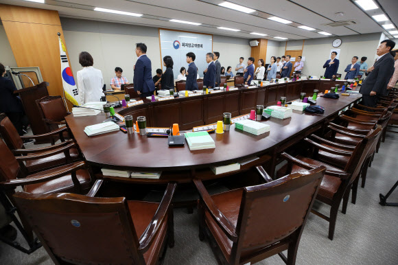 노동계가 경영계의 최저임금 삭감안 등에 반발해 불참한 가운데 9일 세종시 정부세종청사 고용노동부에서 열린 최저임금위원회 제10차 전원회의에 근로자 위원들의 자리가 모두 비어있다.  2019.7.9  연합뉴스