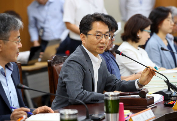 박준식 최저임금위원장이 9일 세종시 정부세종청사 고용노동부에서 열린 최저임금위원회 제10차 전원회의에 발언하고 있다. 이날 회의에는 근로자 위원들이 모두 불참했다. 2019.7.9  연합뉴스