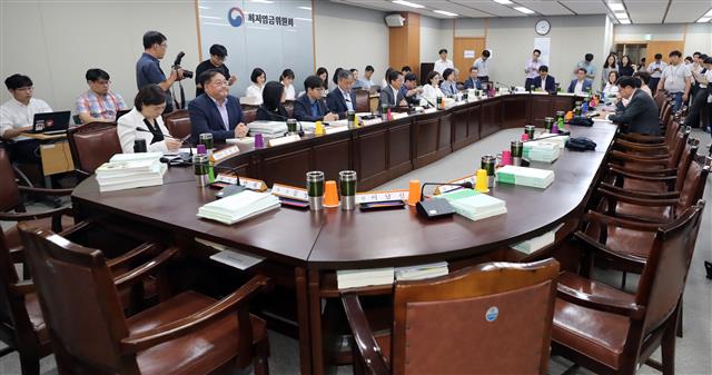 9일 정부세종청사 고용노동부 전원회의장에서 열린 최저임금위 10차 전원회의가 근로자위원의 불참 속에 진행되고 있다.  근로자위원은 사용자위원이 제출한 삭감안에 반발하며 이 날 전원회의에 불참했다. 2019.7.9 뉴스1