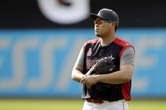 올스타전 타격 훈련 바라보는 류현진