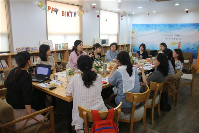 지난 3일 서울 용산구 사교육걱정없는세상에서 영유아 자녀를 키우거나 키웠던 ‘요즘 엄마’들이 모여 영유아 사교육에 대한 고민을 나누는 ‘와글와글 작당회’가 열렸다. 엄마들은 ‘영아 때부터 영어에 노출시켜야 한다’는 사교육 업체의 불안 마케팅과 ‘아이 교육은 엄마가 책임져야 한다’는 책임감에 흔들렸던 서로의 경험을 털어놓으며 맞장구를 치고 눈물도 쏟았다. 사교육걱정없는세상 제공