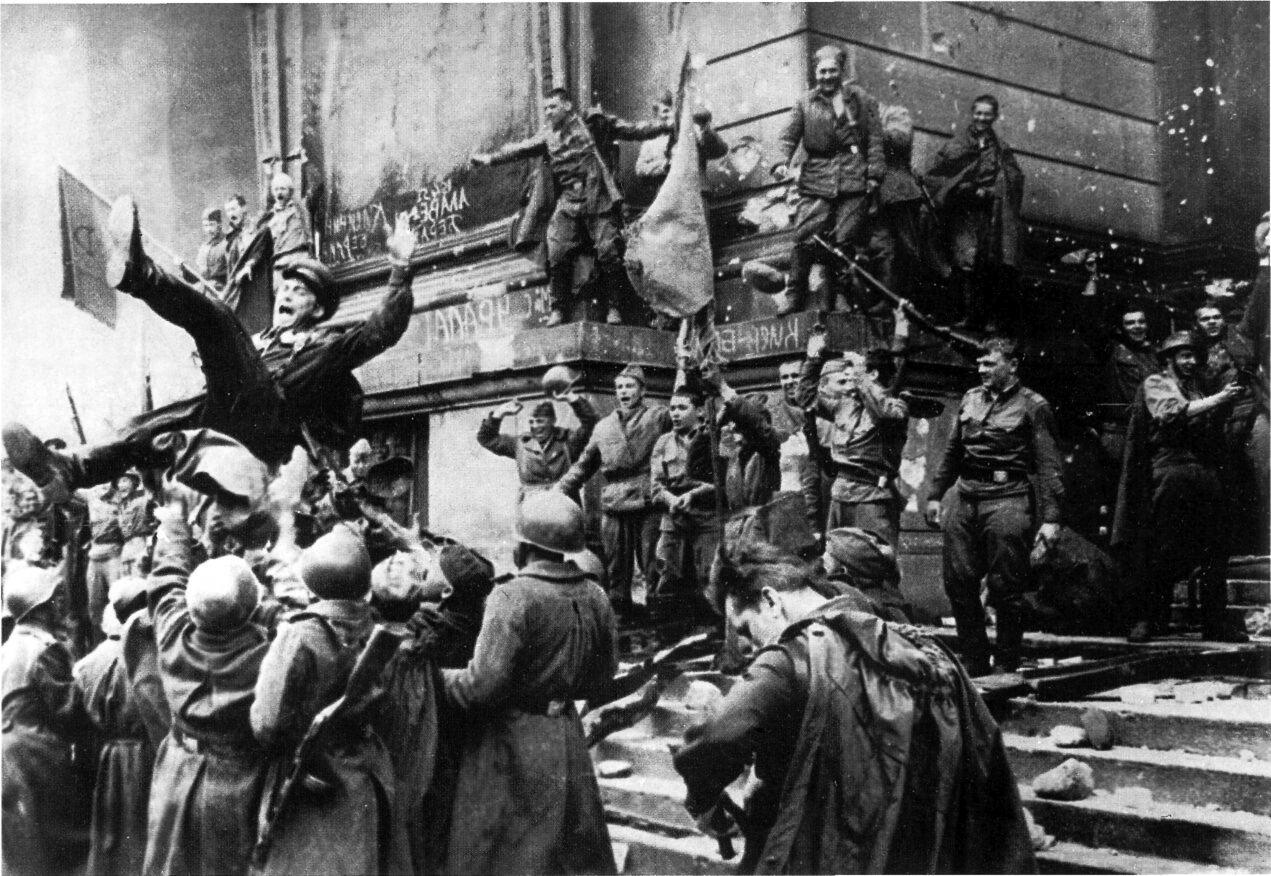 베를린에서 승리한 붉은군인들.