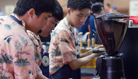 10일 서울 서대문구청에서 열린 장애학생 바리스타 대회에 참가한 장애학생들이  커피를 만들고 있다. 2019.7.10 박지환기자 popocar@seoul.co.kr