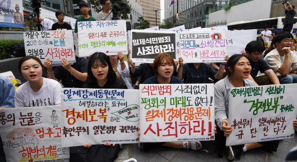 10일 서울 종로구 옛 일본대사관 앞에서 열린 일본군 성노예제 문제 해결을 위한 제1395차 정기수요시위에서 참여 학생들이 일본의 경제 보복과 성노예제를 규탄하는 손피켓을 들고 있다. 2019.7.10 오장환 기자 5zzang@seoul.co.kr