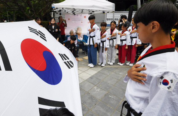 10일 서울 종로구 옛 일본대사관 앞에서 열린 일본군 성노예제 문제 해결을 위한 제1395차 정기수요시위에서 경기 양주 영웅태권도학원 원생이 일본 정부를 규탄하는 퍼포먼스를 하고 있다. 2019.7.10 오장환 기자 5zzang@seoul.co.kr