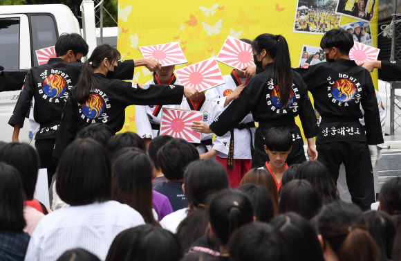 10일 서울 종로구 옛 일본대사관 앞에서 열린 일본군 성노예제 문제 해결을 위한 제1395차 정기수요시위에서 경기 양주 영웅태권도학원 원생들이 일본 정부를 규탄하는 퍼포먼스를 하고 있다. 2019.7.10 오장환 기자 5zzang@seoul.co.kr