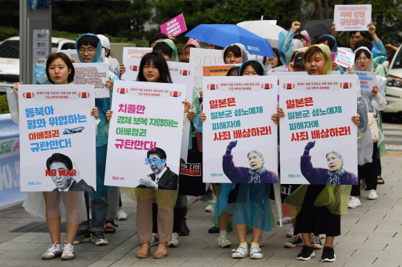 10일 서울 종로구 옛 일본대사관 앞에서 평화나비네트워크 회원들이 아베 정권 수출 규제 및 군사대국화 규탄 대학생 평화 행진을 하고 있다. 2019.7.10 오장환 기자 5zzang@seoul.co.kr