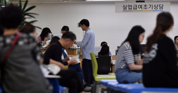 6월 실업률이 20년만에 최저치를 기록한 10일 서울 중구 서울고용복지플러스센터에서 실업상담을 받기위한 시민들로 가득하다. 2019.7.10 박지환기자 popocar@seoul.co.kr