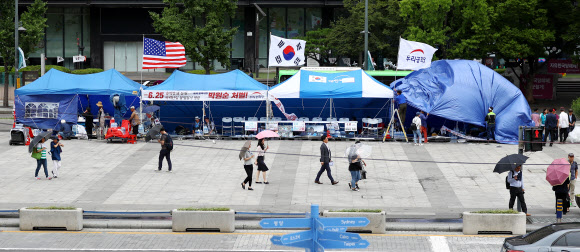 우리공화당 천막에 설치되는 방수포