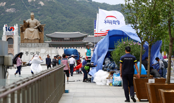 우리공화당 천막에 설치되는 방수포