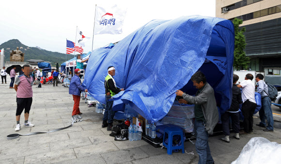 방수포 설치하는 우리공화당 관계자들
