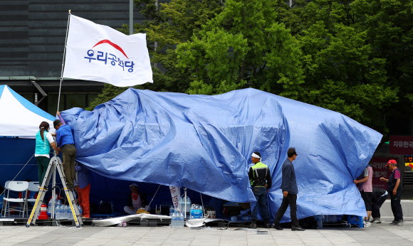 방수포 설치하는 우리공화당 관계자들