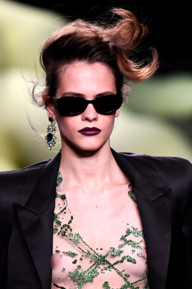9일(현지시간) 스페인 마드리드에서 열린 ‘마드리드 메르세데스 벤츠 패션 위크’에서 디자이너 아나 록킹의 2020 봄/여름 컬렉션을 모델이 선보이고 있다. AFP 연합뉴스
