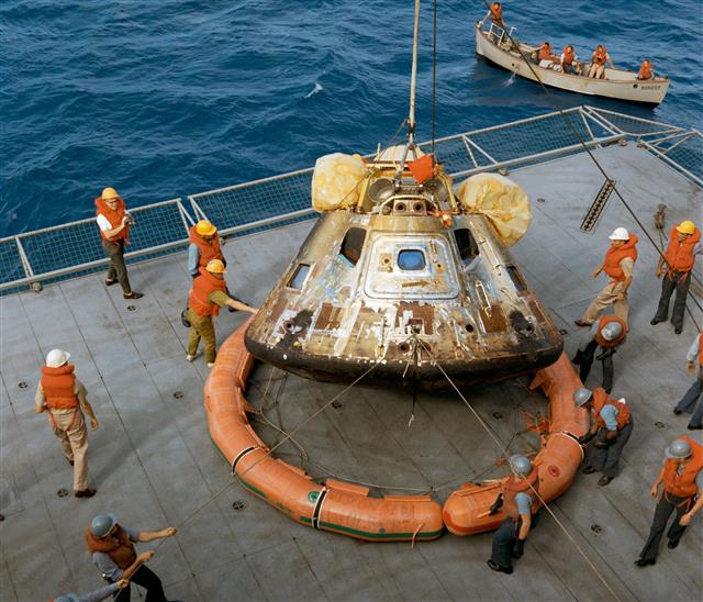 7월 24일 태평양에 떨어진 아폴로 11호가 미 해군 항공모함 ‘호넷’에 실리는 모습. NASA 제공