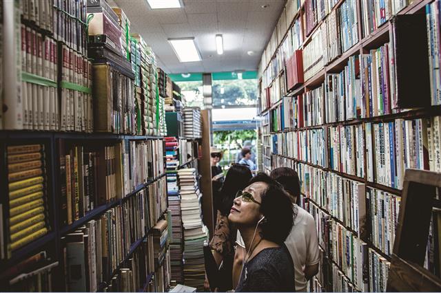 성수동으로 자리를 옮긴 서울의 대표적 대학서점이자 헌책방인 공씨책방에서 참가자들이 고서적과 LP 판을 구경하고 있다.