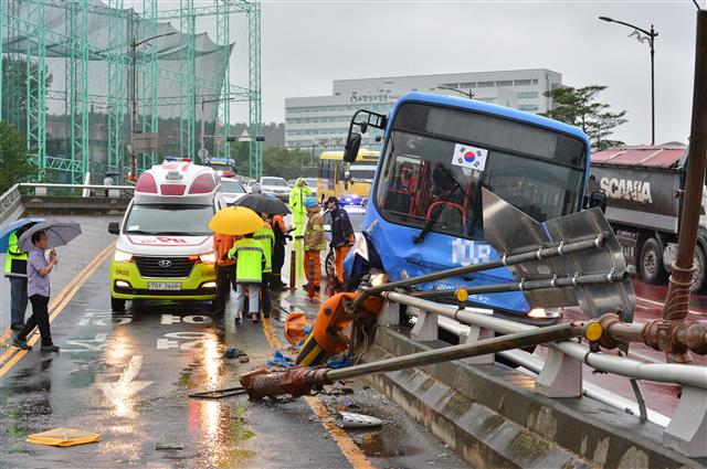포항 시내버스 빗길에 미끄러져… 승객 4명 부상