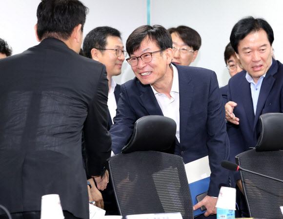 민생현안회의 참석하는 김상조