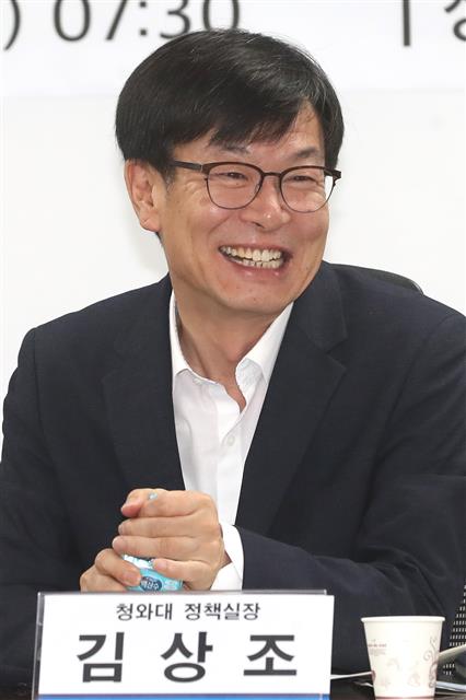 환하게 웃는 김상조 靑 정책실장