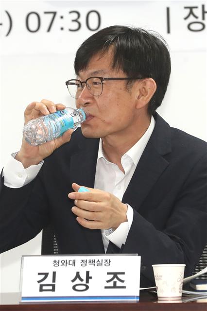 물 마시는 김상조 靑정책실장