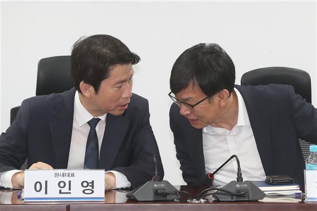 이야기 나누는 이인영?김상조