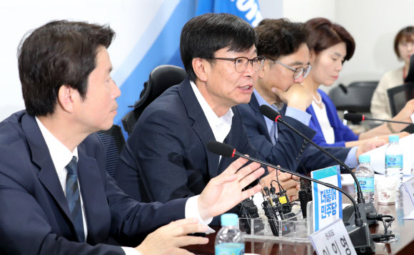 당정청 회의에서 발언하는 김상조