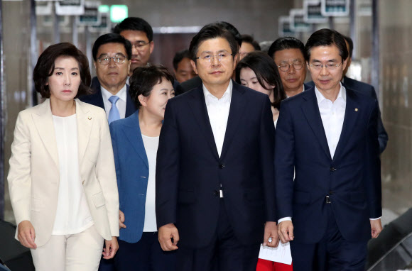 최고위원회의 들어서는 황교안-나경원