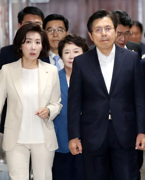 최고위원회의 들어서는 황교안-나경원