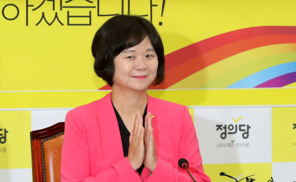 당대표 퇴임 기자회견에서 박수치는 이정미