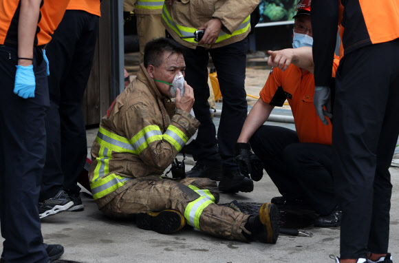 인명 수색 후 응급처치받는 소방관