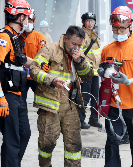 인명 수색 후 응급처치받는 소방관