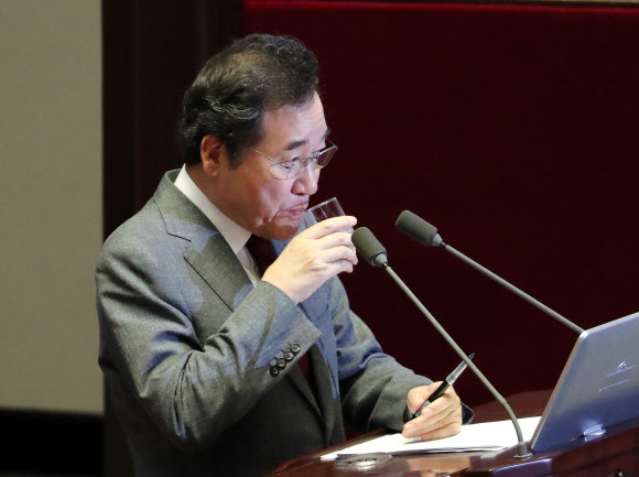 이낙연 총리 ‘목부터 축이고’