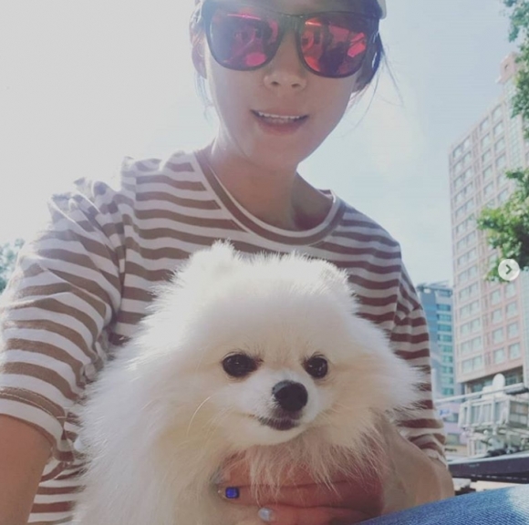 배우 이선진씨와 반려견 뭉치의 즐거운 한때 모습(사진출처:이선진 인스타그램)