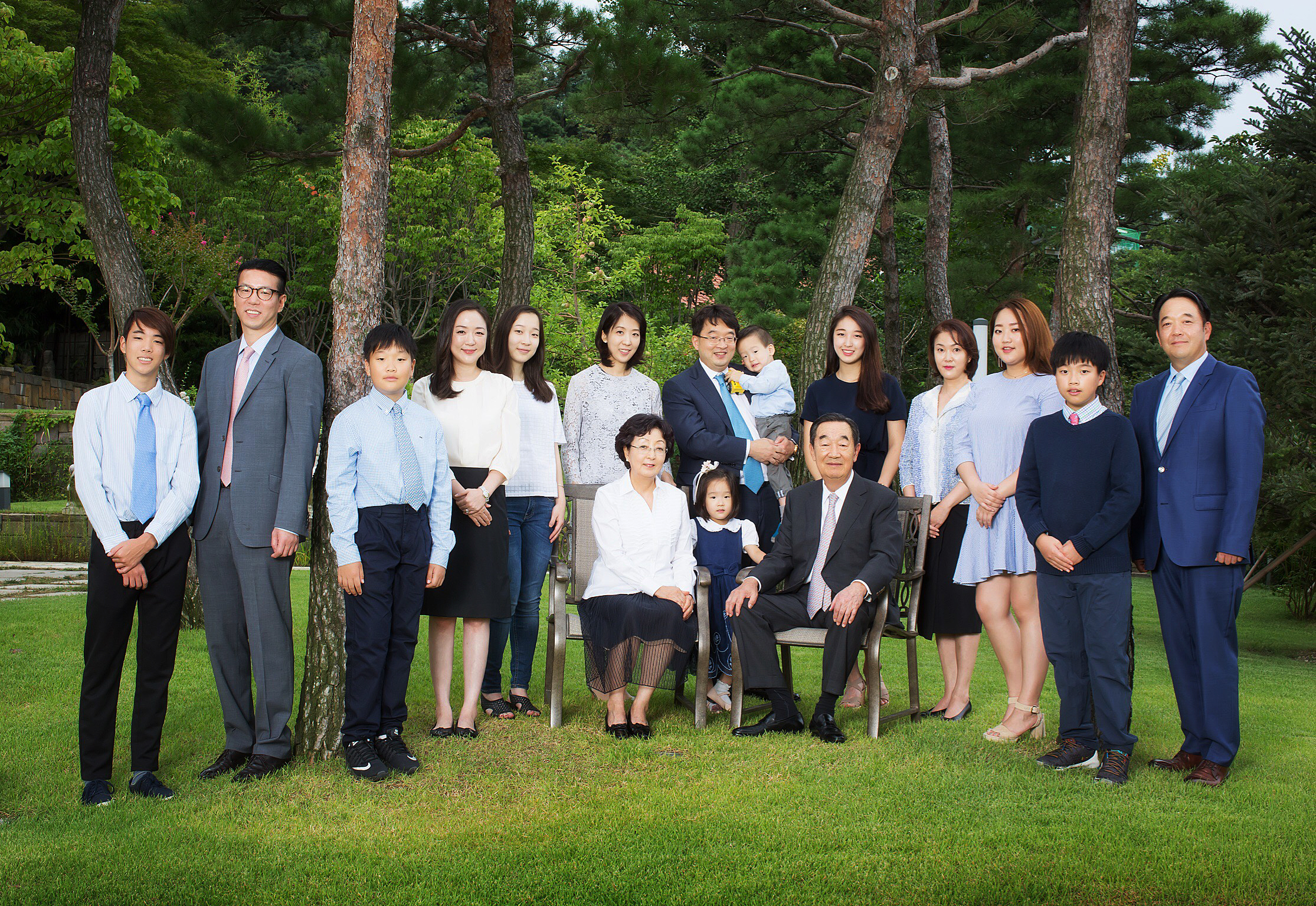 이우현(뒷줄 왼쪽에서 일곱번째) OCI부회장의 부모인 고 이수영(앞줄 오른쪽) 회장과 김경자(앞줄 왼쪽) 송암문화재단 이사장의 결혼 50주년에 찍은 가족 사진.