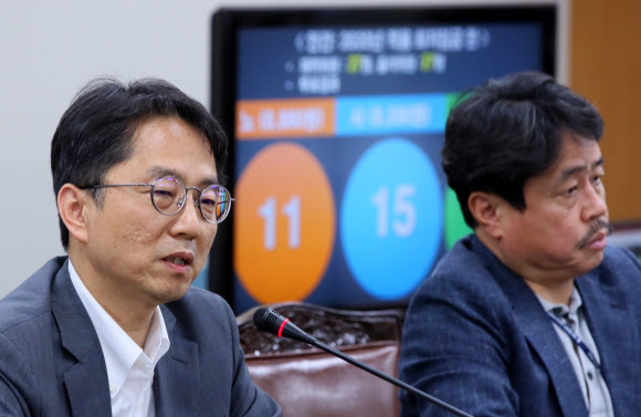 박준식(왼쪽) 최저임금위원장과 권순원 숙명여대 교수