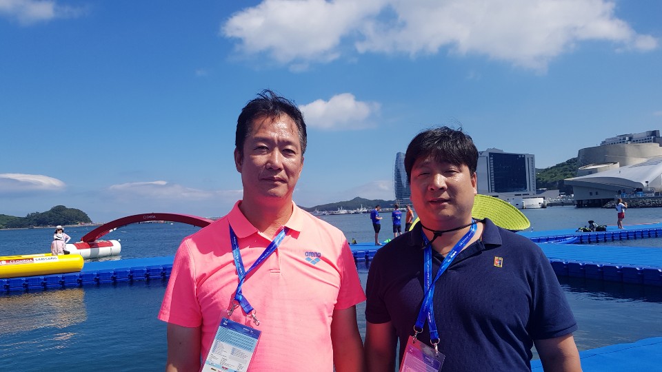 대한민국 ‘오픈워터’ 남자부 권순한(52·사진 왼쪽) 감독과 서문지호(42) 여자부 감독