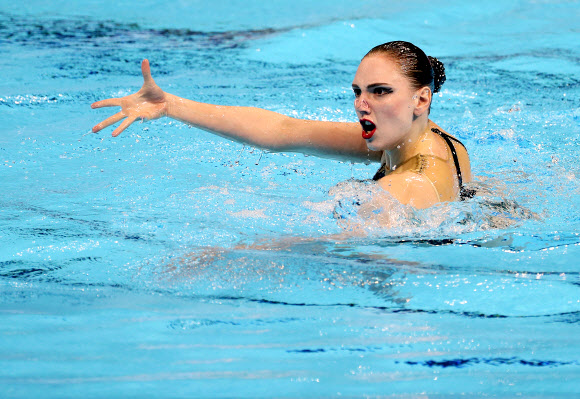 ‘강렬한 표정으로’