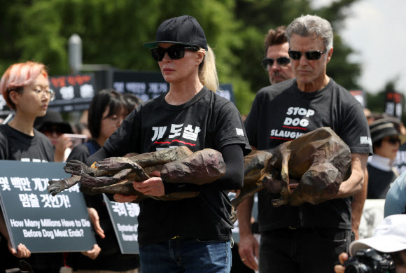 추모 퍼포먼스 참여하는 킴 베이싱어