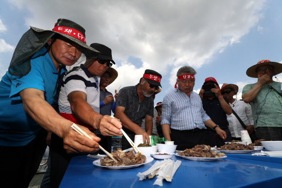 개고기 시식하는 집회 참가자들