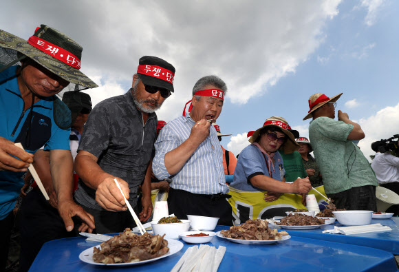 개고기 시식하는 집회 참가자들