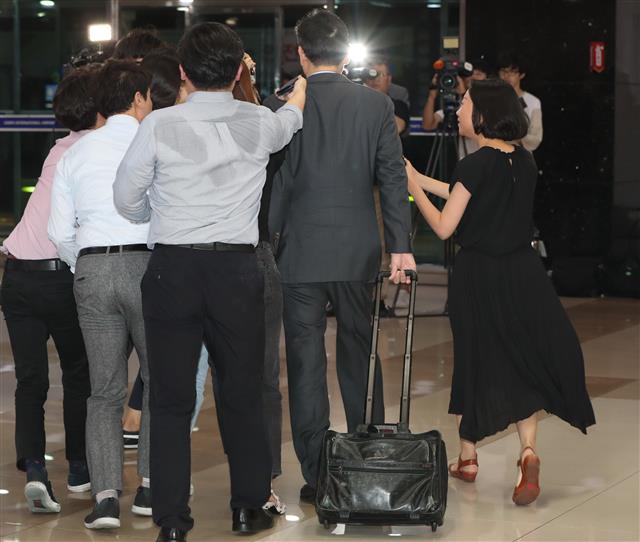 낡은 캐리어 끌고 입국하는 이재용 부회장